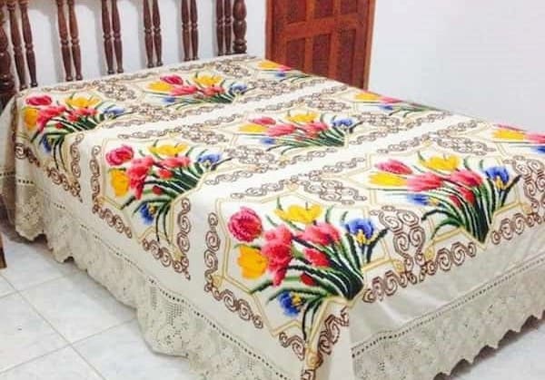 تصویر 1 از رو تختی گل‌ دوزی شده دستی با طراحی سنتی